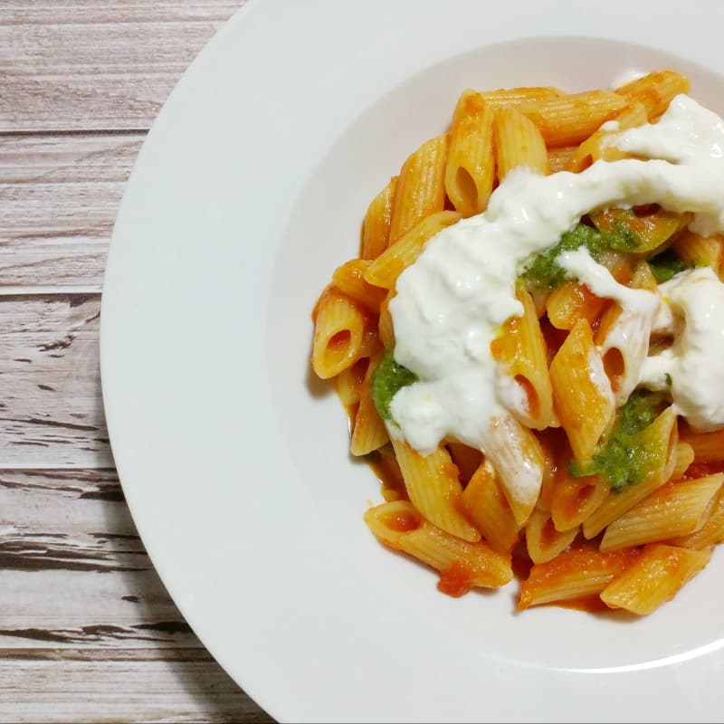 Pennette con tomate, pesto y stracciatella