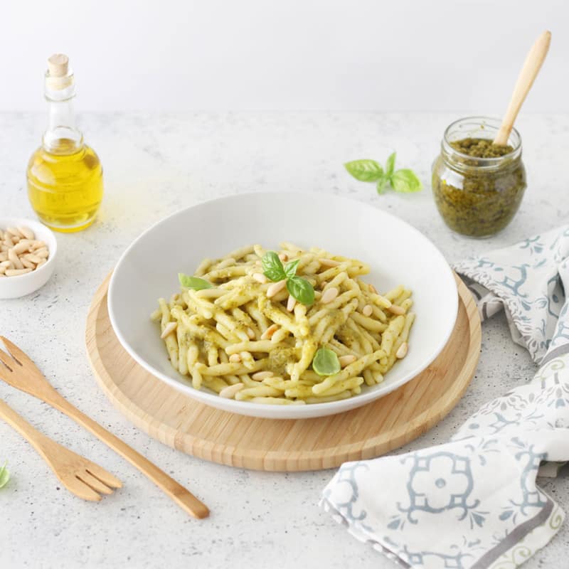 Trofiette con pesto genovés y piñones tostados