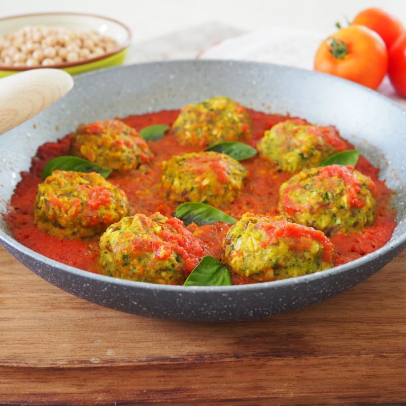 Meatballs with zucchini, spinach and chickpeas in the sauce