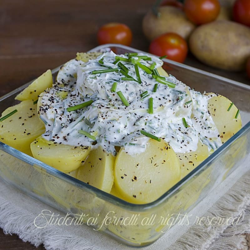 Boiled potatoes with herbal yogurt