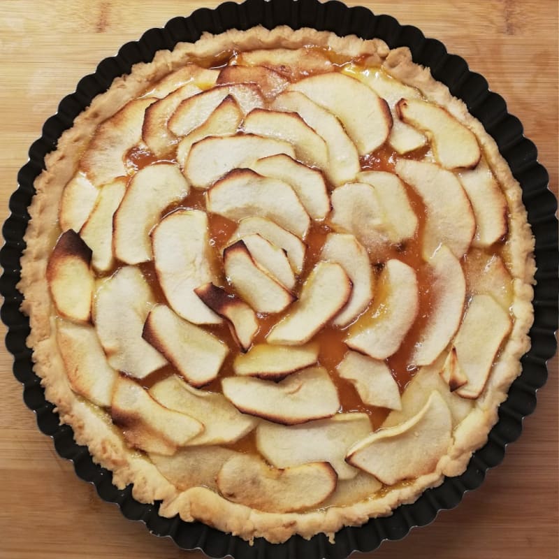 Crostata integrale con marmellata e mele