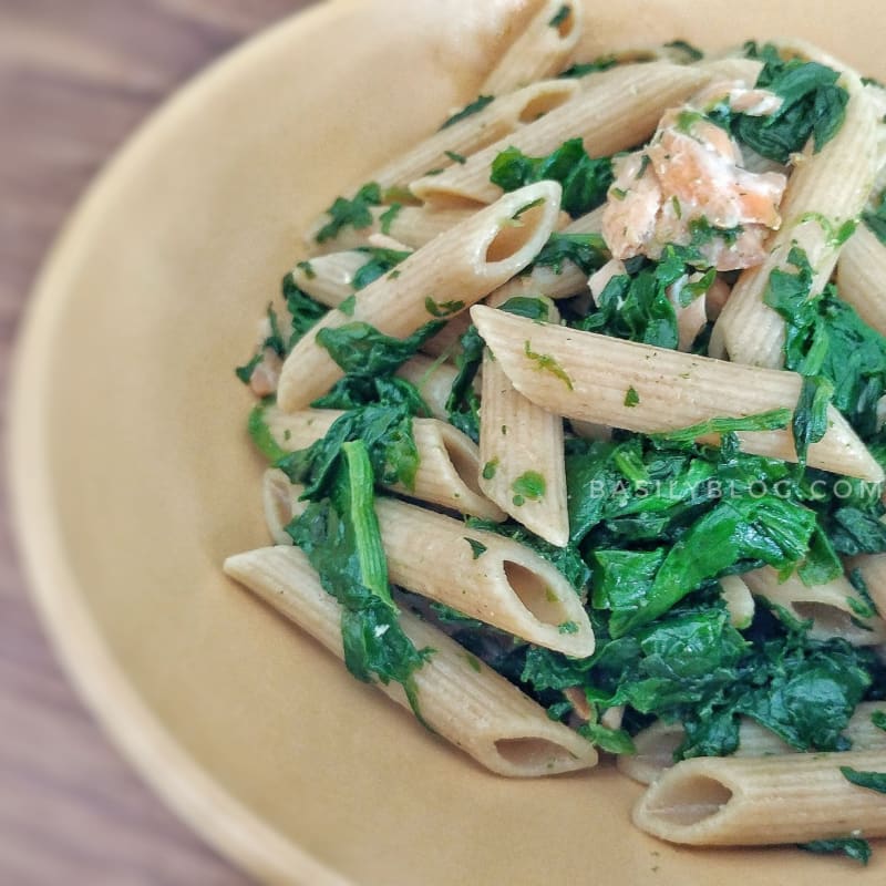 Whole penne pasta with salmon and spinach