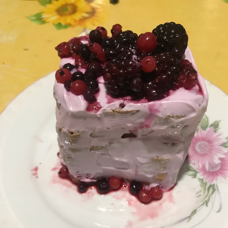 Fit tiramisu with berries