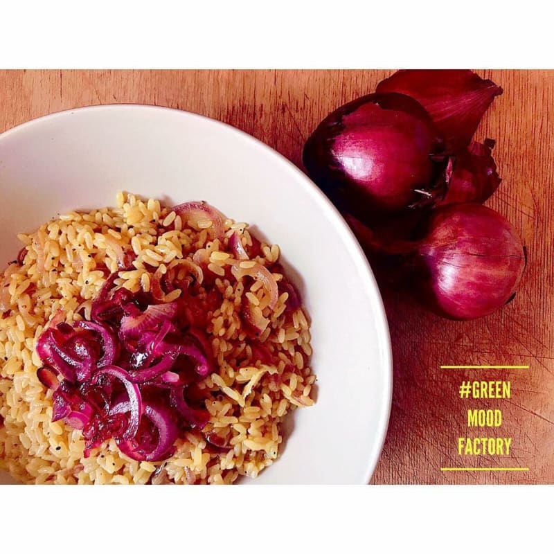 Risotto de curry y cebolla roja.