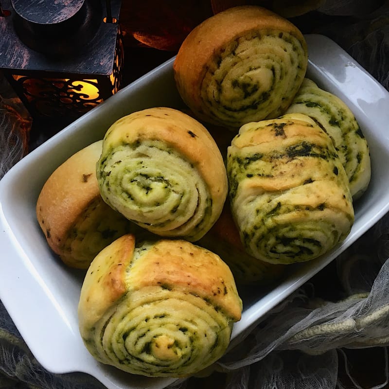 Spinach and Philadelphia bread rolls