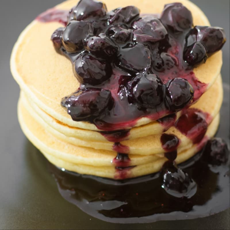 Pancakes con composta di mirtilli.