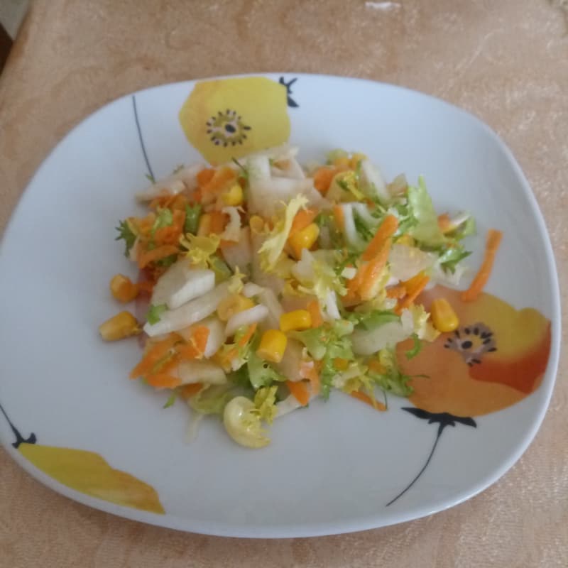 Insalata riccia con finocchi, carote e mais