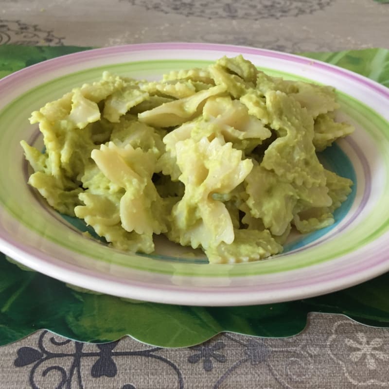 Farfalle con hummus de haba