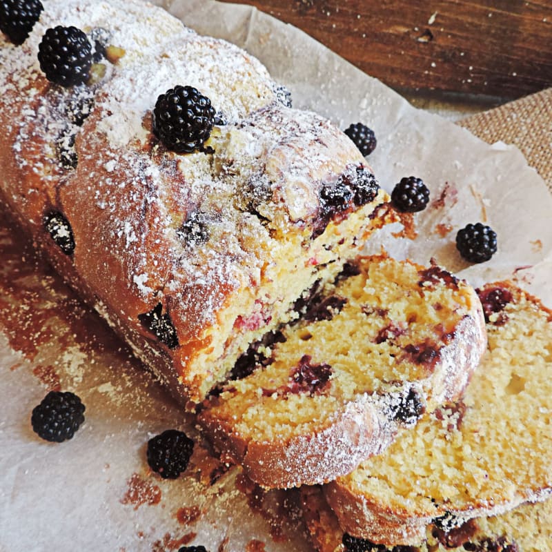 Plumcake with philadelphia and blackberries