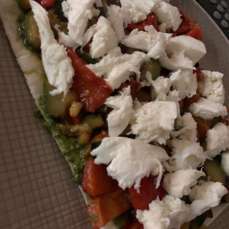 Pane azzimo con verdure,pesto e mozzarella