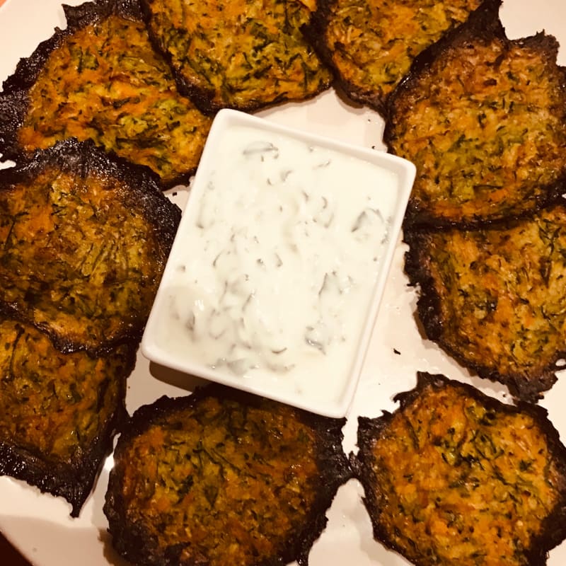 Zucchini fritters with yogurt sauce