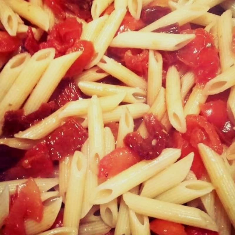 Penne con tomates secos y tomates cherry.