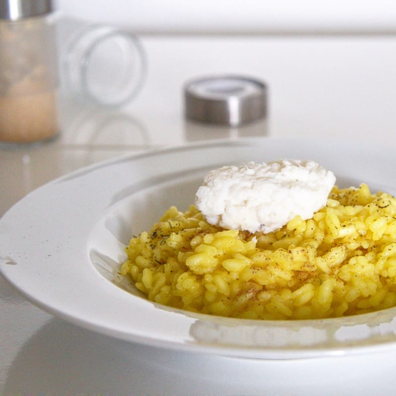 Risotto de azafrán, regaliz en polvo y quenelle de bacalao