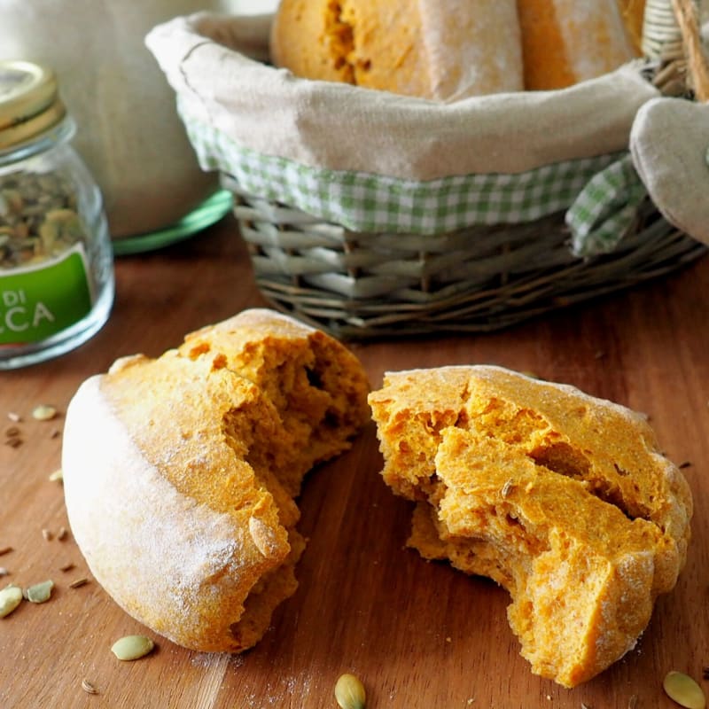 Wholemeal pumpkin and carrot rolls