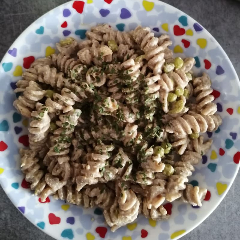 Fusilli integral con quark, setas y guisantes.