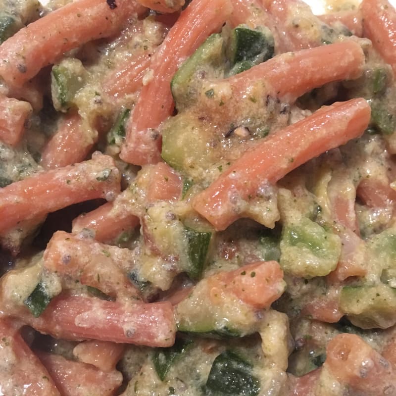 Red lentil sedanini with quark cream and zucchini