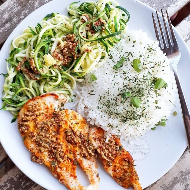 Pollo alla paprika con zoodles alla senape e basmati