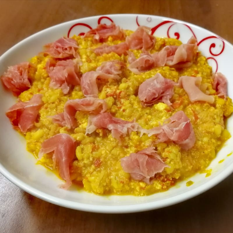 Armonías de cereales en crema de ricotta y pimientos.