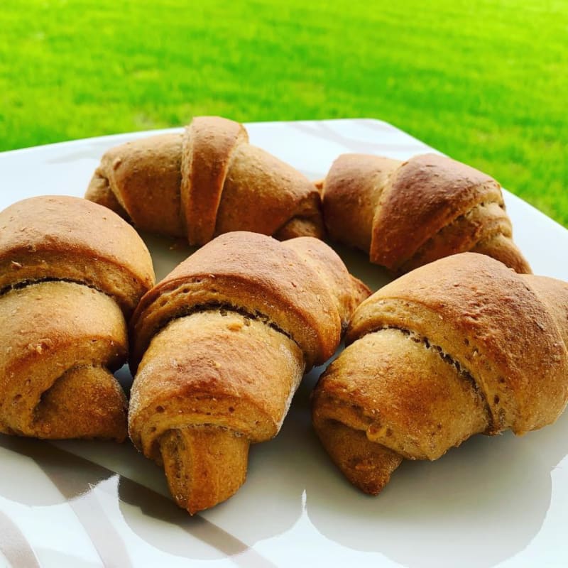 Croissants integrales con miel sin huevo y mantequilla.