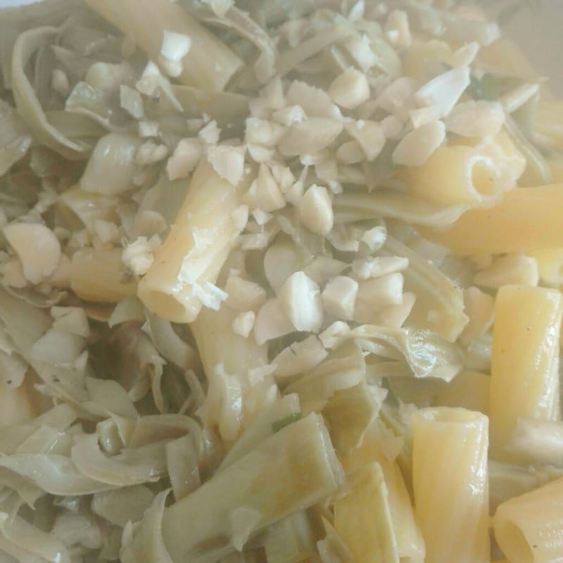 Pasta con alcachofas de almendra