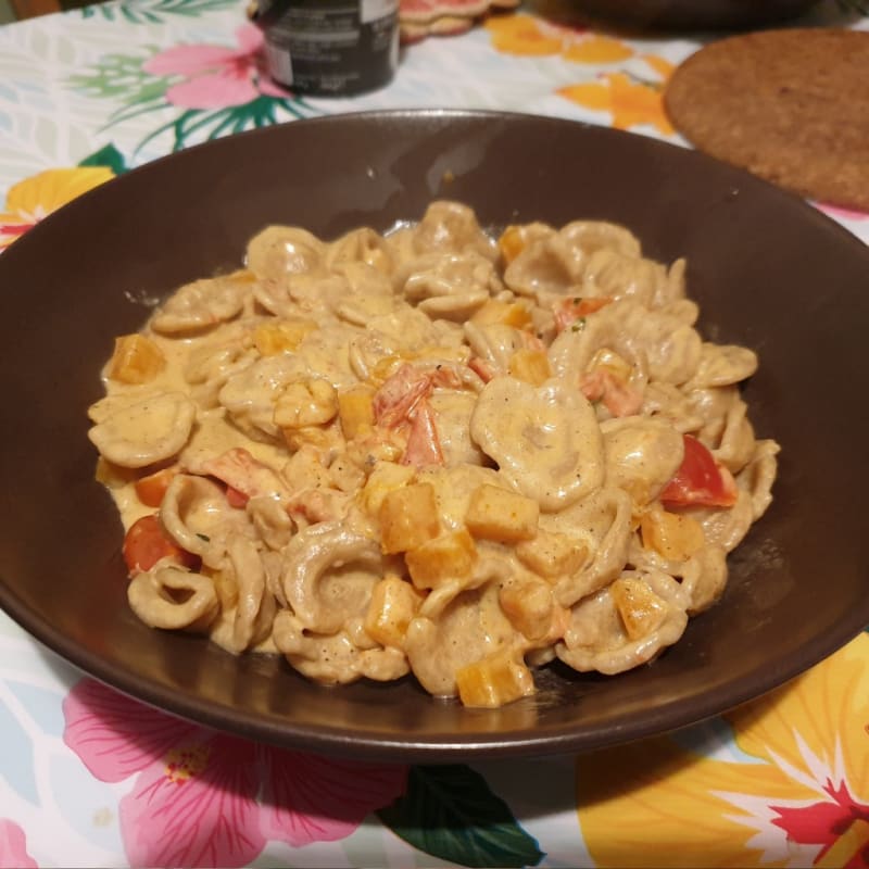 Orecchiette integral con tomates cherry, calabaza y burrata