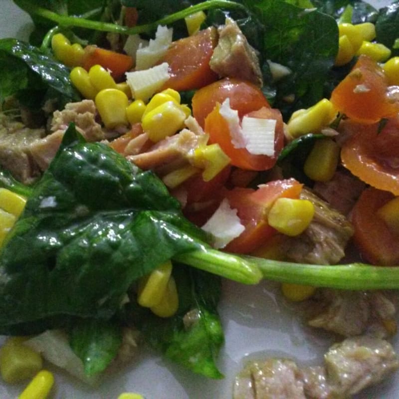Spinach and tuna salad