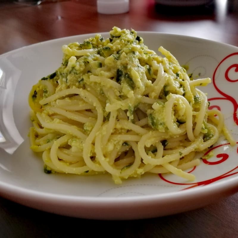 Pasta con crema di ricotta e zucchine