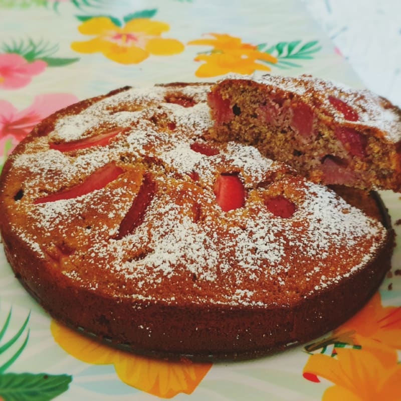 Tarta integral de fresas y pistachos rapidos.