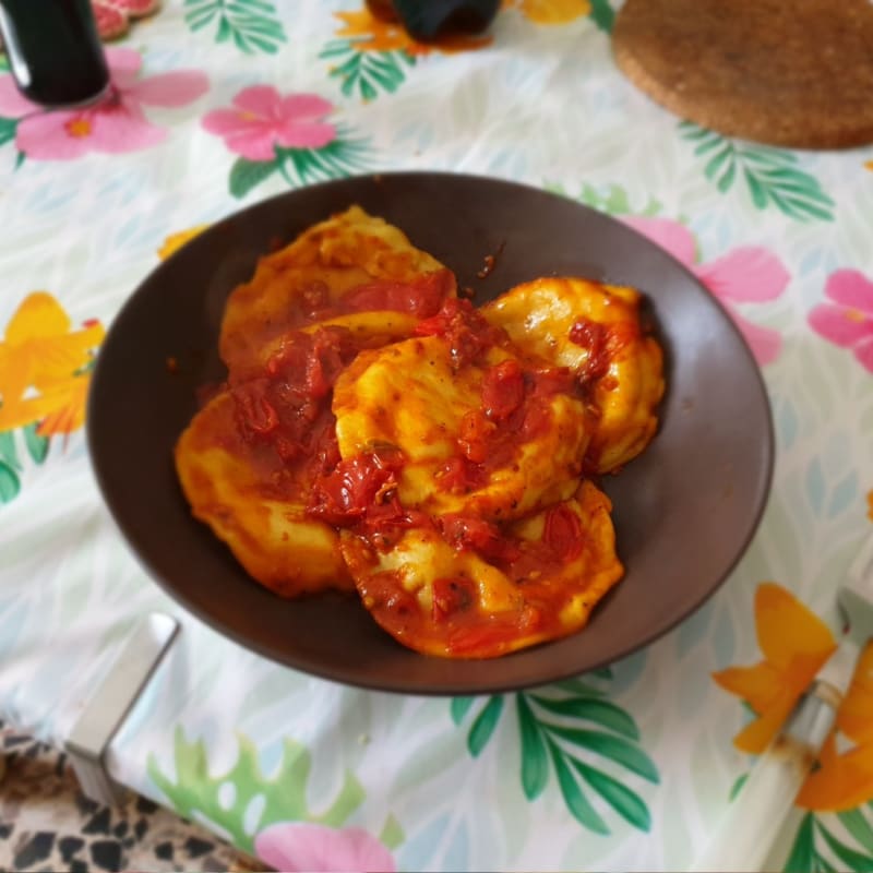 Spicy tortelloni with tomato and mozzarella!