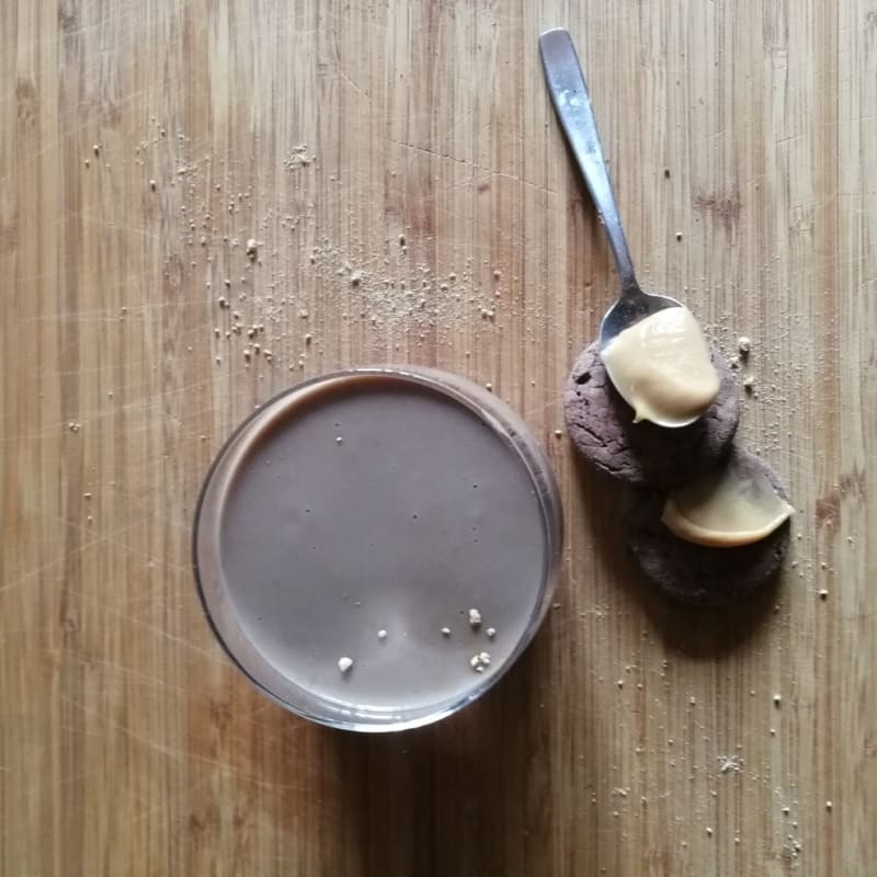 Batido de proteínas con chocolate y mantequilla de cacahuete.