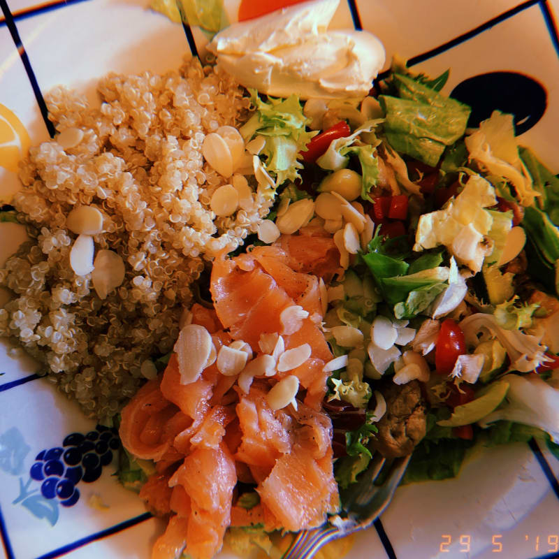 Insalata di quinoa, salmone e verdure