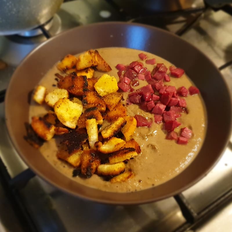 Mushroom cream with diced bresaola and croutons