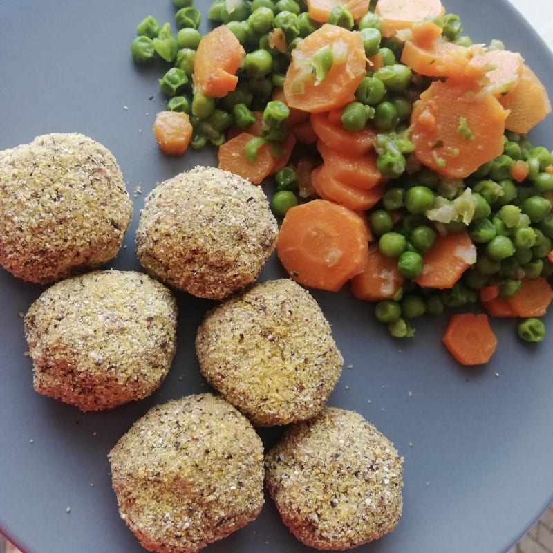 Polpette di tonno con piselli e carote