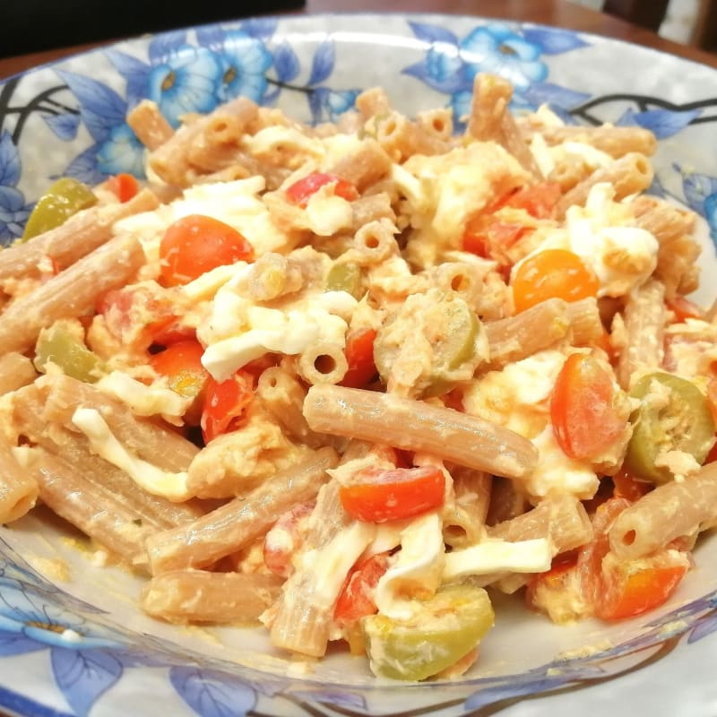 Ensalada de pasta con salmón, burrata y tomates cherry.