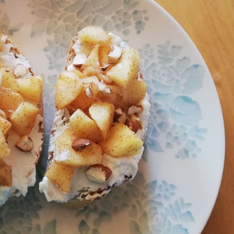 Desayuno con pan integral ricotta dulce.