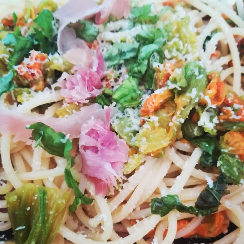 Spaghetti with courgette flowers and crispy raw