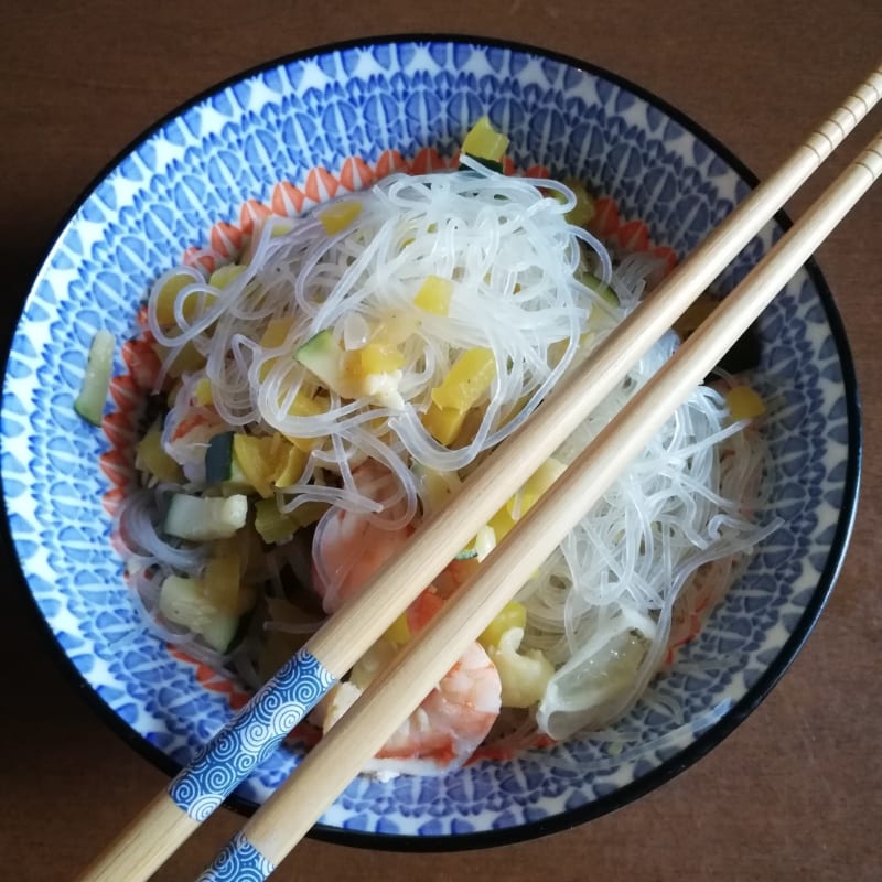 Fideos de arroz con verduras y langostinos