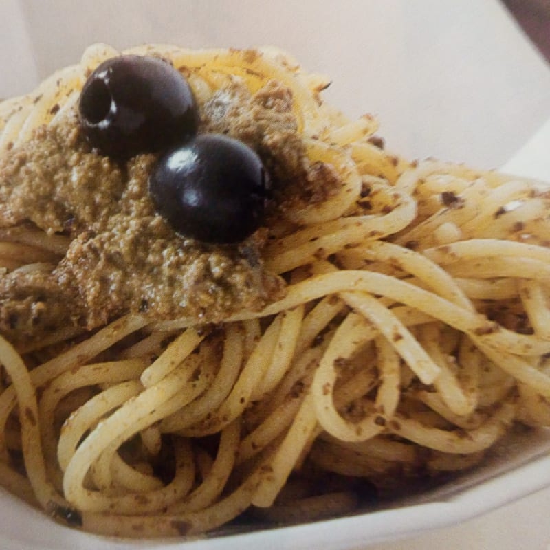 Spaghetti with chickpea cream and olives