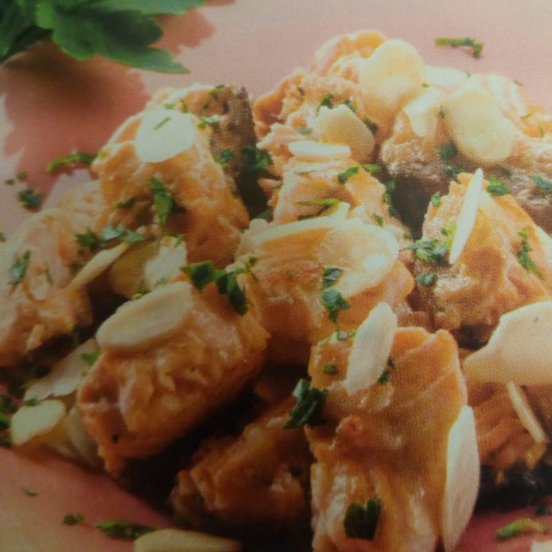 Salmon with almonds and spices