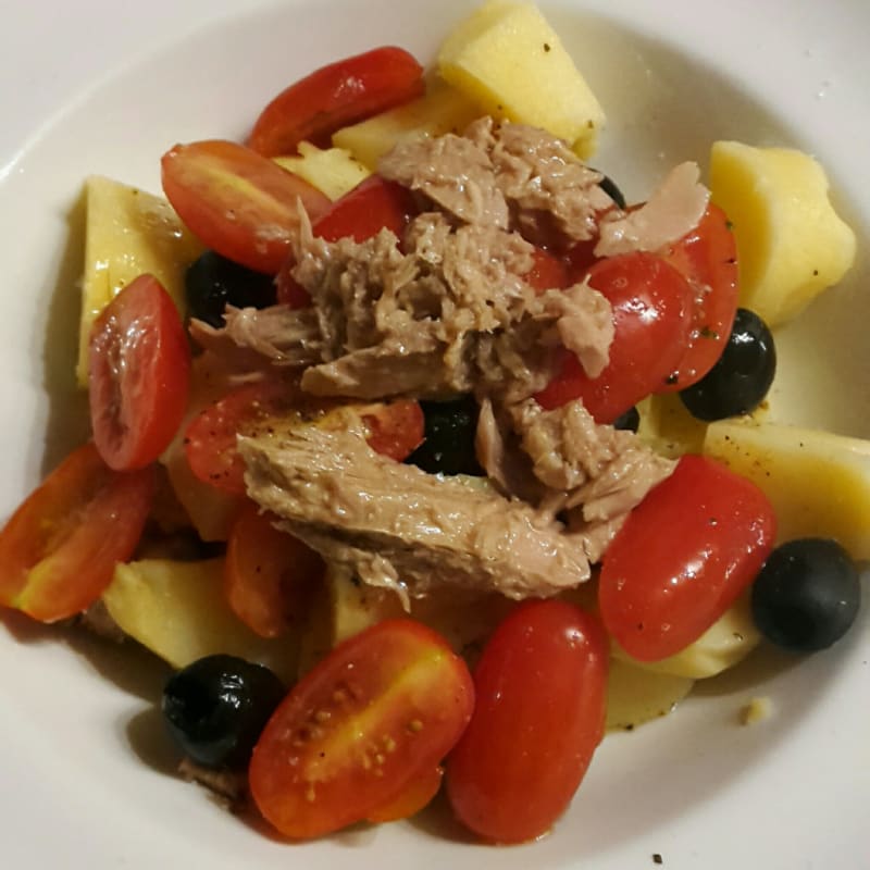 Salad with potatoes and tuna