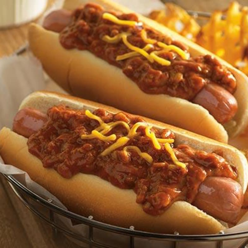 Hot dog con chili e cipolle caramellate