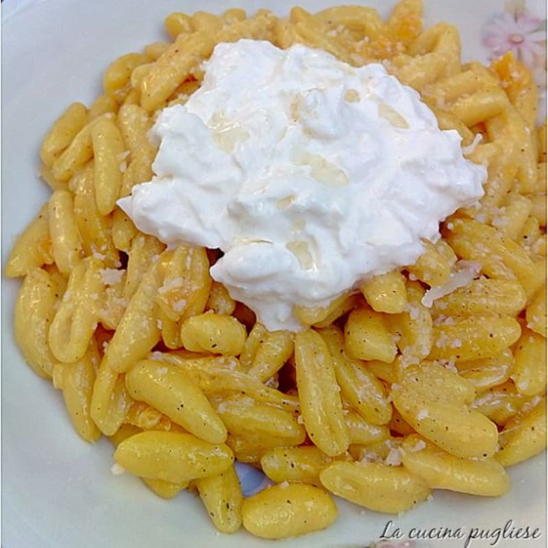 Pasta Con Azafrán Y Burrata