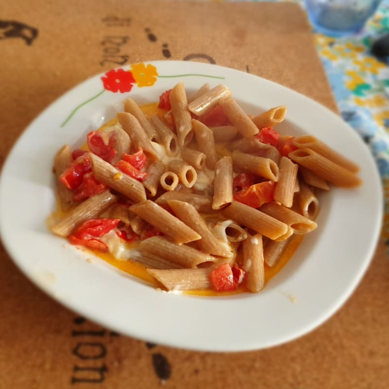 Whole-grain pens with cherry tomatoes and stracchino