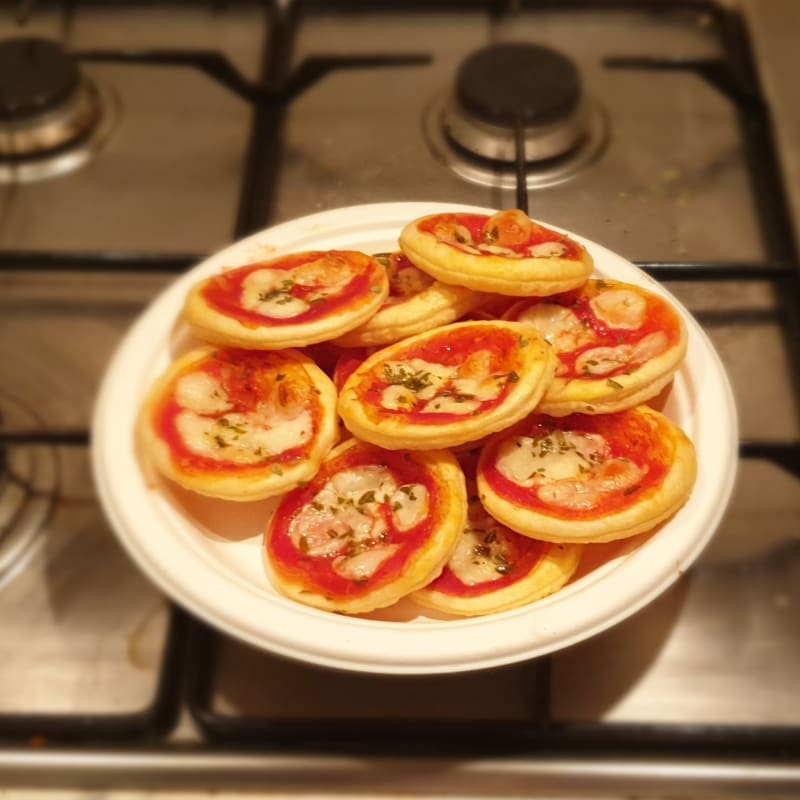 Puff pastry pizzas