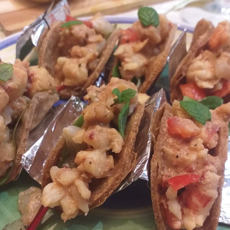 Tacos de camarones y lichi