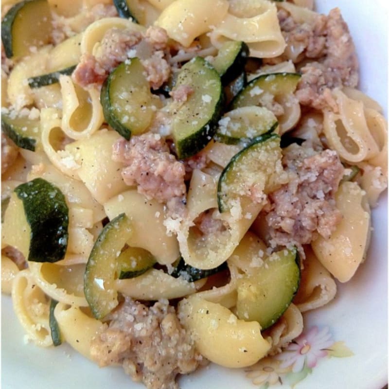 Pasta con calabacín y salchichas