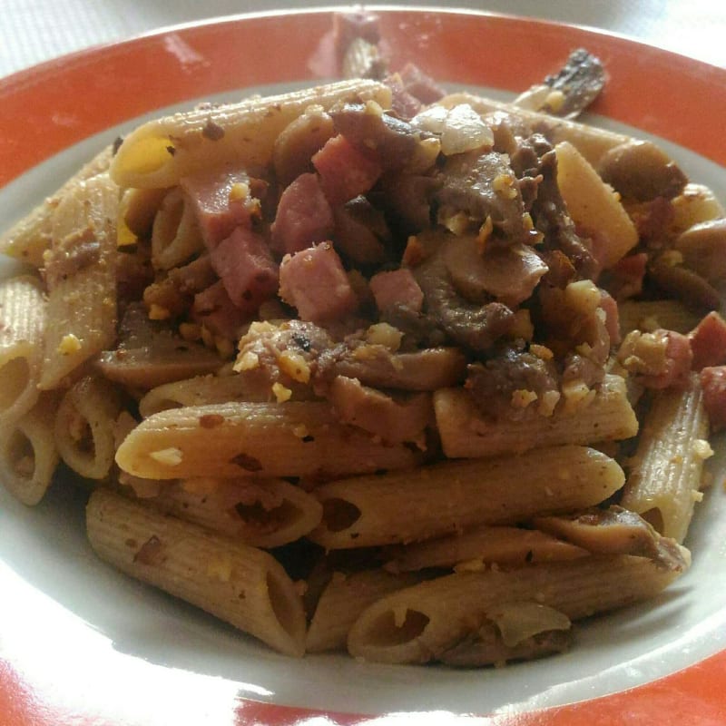 Champiñones y pasta cruda