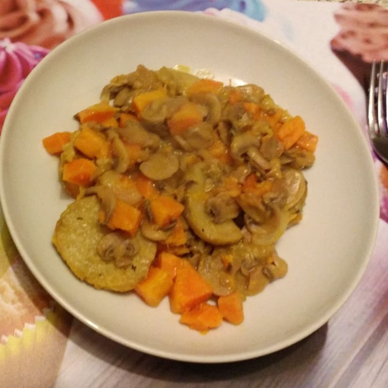 Medallions of seitan with mushrooms and sweet potatoes in white wine