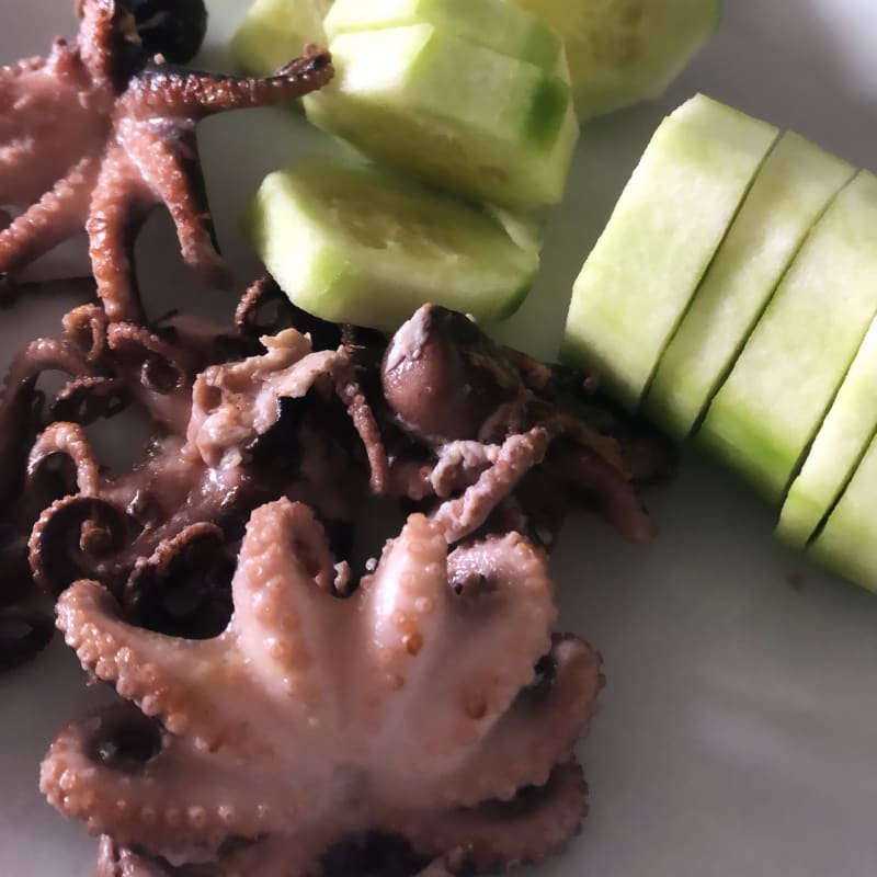 Bebé pulpo chamuscado