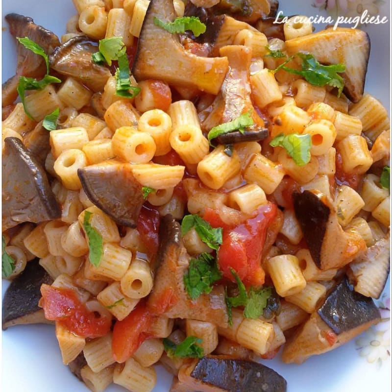 Pasta Con Salsa Con Champiñones Cardoncelli